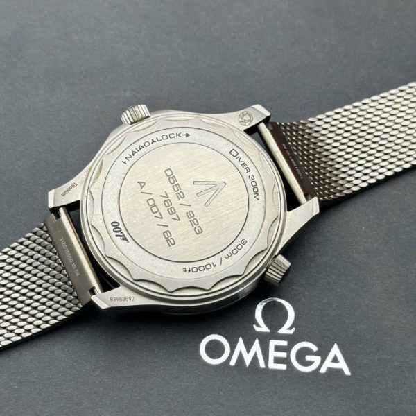 dong ho omega speadmaster jamebond 210 90 42 20 01 001 (2)