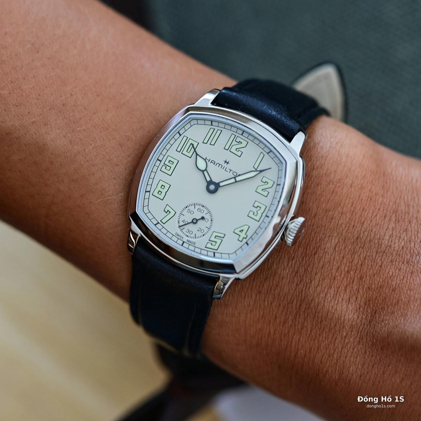 Đeo Hamilton American Classic dây da đen trên cổ tay