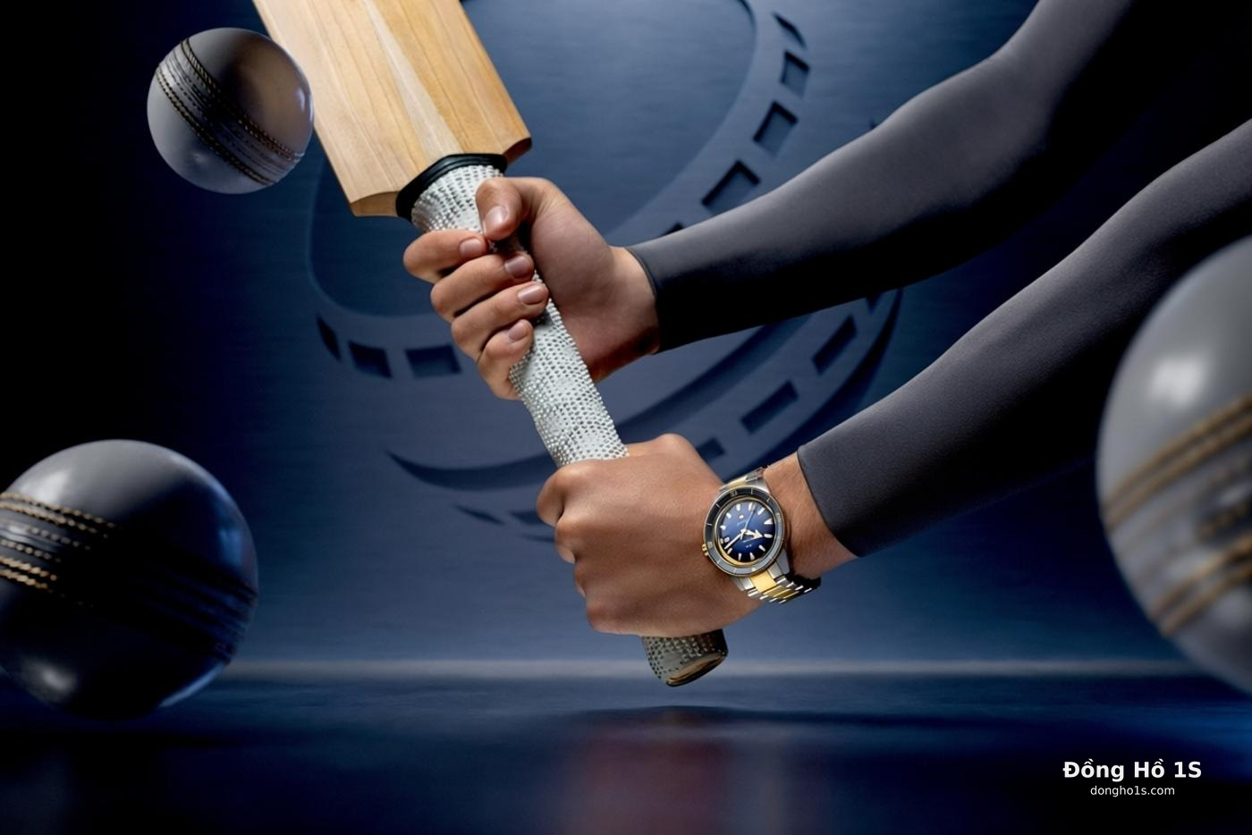Tay cầm gậy cricket và đeo Rado Captain Cook European Cricket