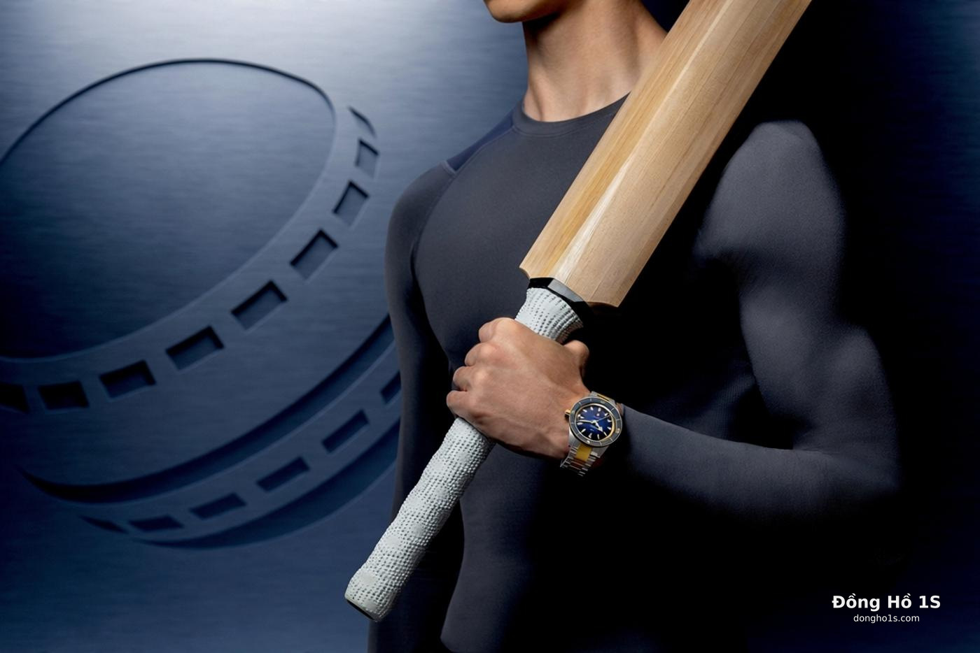 Rado Captain Cook x European Cricket trên cổ tay khi chơi cricket